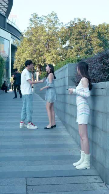 情侣吵架场面吃瓜